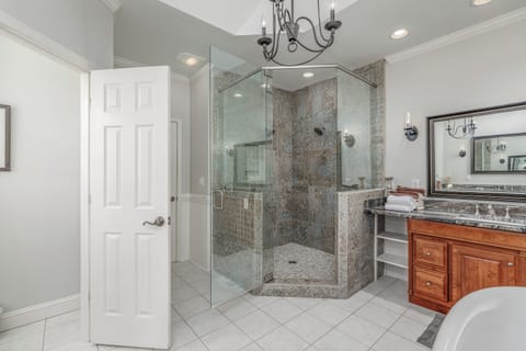 Combined shower/tub, towels