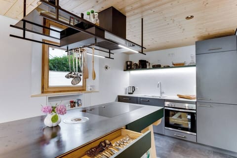 Kochwerkstatt mit Fichtenholzdecke und Kochwerkbank mit integriertem Kochfeld (Touch)