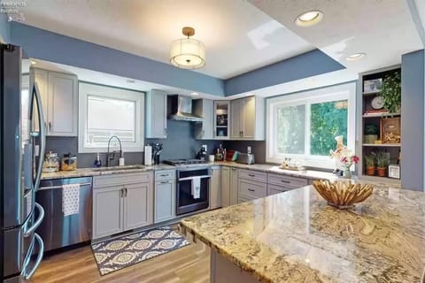 Modern cooks kitchen, built for entertaining.