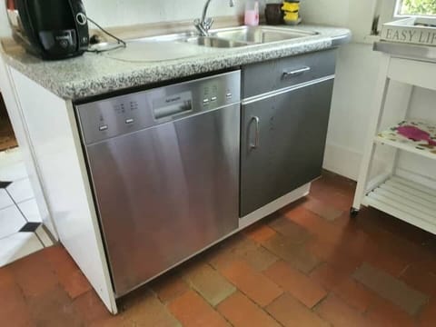 Fridge, oven, dishwasher, coffee/tea maker