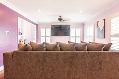 Smart TV. Ceiling fans. 