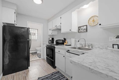 A kitchen that is both functional and stylish, perfect for any home cook.