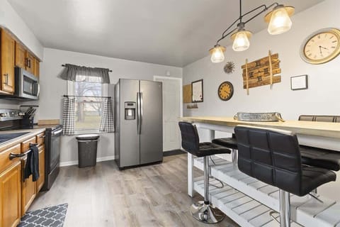 Fully equipped kitchen with custom bar-top seating for 4