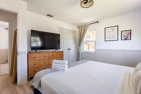 2 bedrooms, in-room safe, desk, travel crib