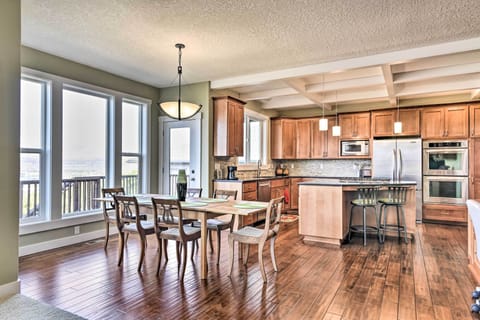 Dining Area | Dishware/Flatware Provided
