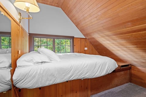 Premium bedding, desk, iron/ironing board, travel crib