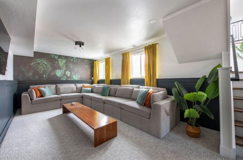 Living area | Smart TV, foosball, table tennis, books
