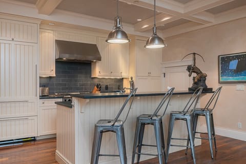 Chefs Kitchen - Creekside C - Vivid Vacation Rentals - Fully Equipped Chefs Kitchen - Creekside C - Vivid Vacation Rentals