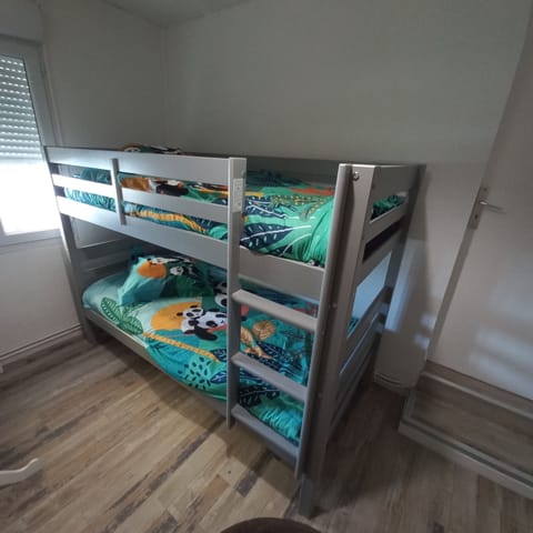 3 bedrooms, desk, iron/ironing board, travel crib