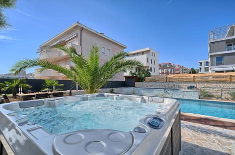 Outdoor spa tub