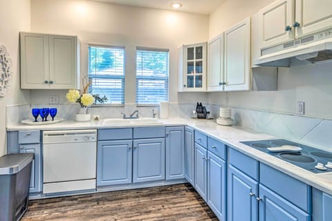 Kitchen | Coffee Maker | Blender | Cooking Basics Provided