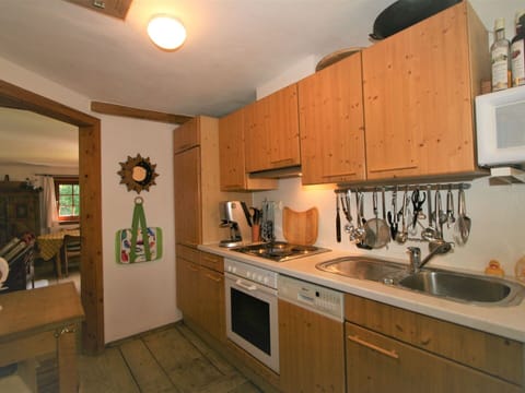 Kitchen Sink, Cabinetry, Property, Sink, Furniture, Countertop, Tap, Plumbing Fixture, Wood, Interior Design