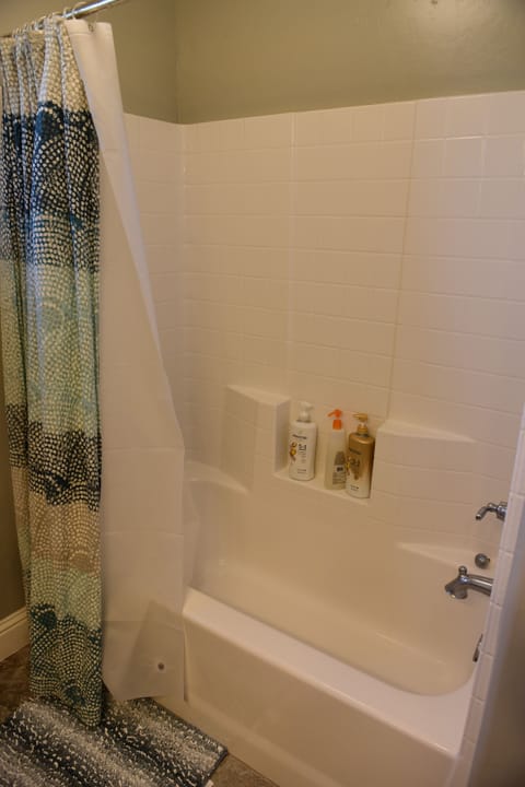 Combined shower/tub, hair dryer, bidet, towels