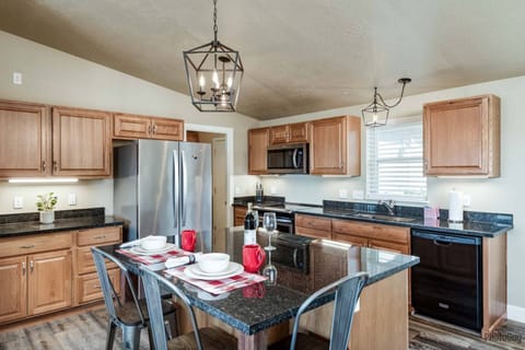 Kitchen w/ Center Island Seating