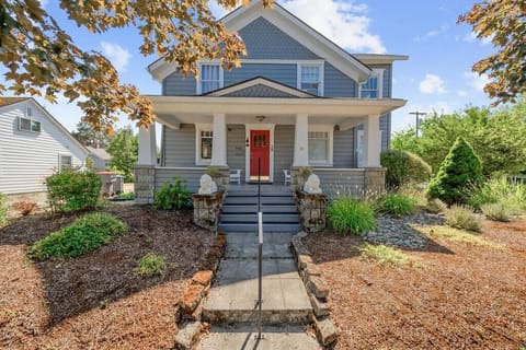 Perfectly located, walking distance to popular, iconic downtown 3rd street.