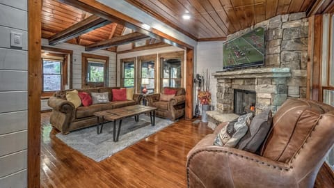 Big River - Luxury Creekside Getaway | Outdoor Kitchen & Pavillion ...