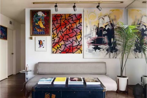 Living room | Smart TV, books, stereo