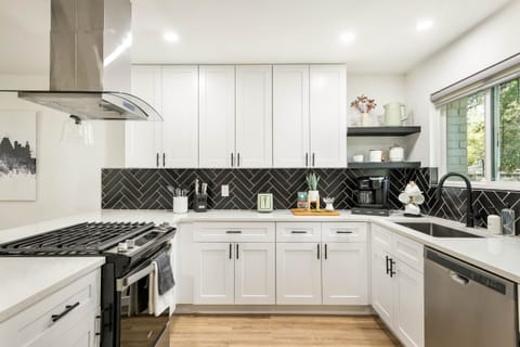 Custom designed kitchen w/ plenty of storage space & all accessories included.