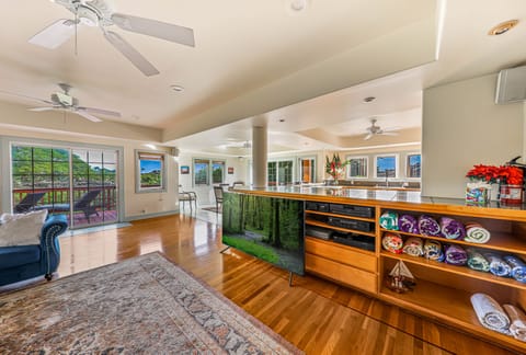 Living room1 with 75" HDTV, DVD, Beach towel