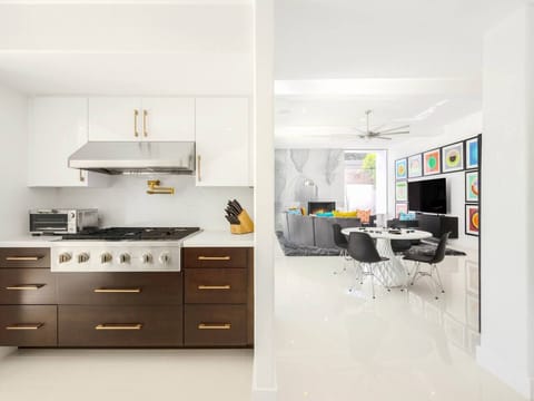 Full Kitchen, Living Room