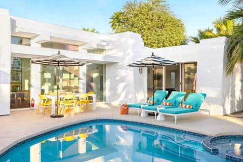 Pool, hot tub, outdoor dining