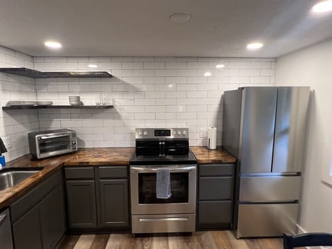 Fridge, oven, stovetop, dishwasher