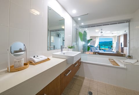 Combined shower/tub, towels