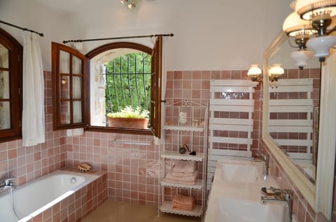 Combined shower/tub, eco-friendly toiletries, hair dryer, towels