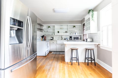 Modern, fully equipped kitchen with breakfast bar 