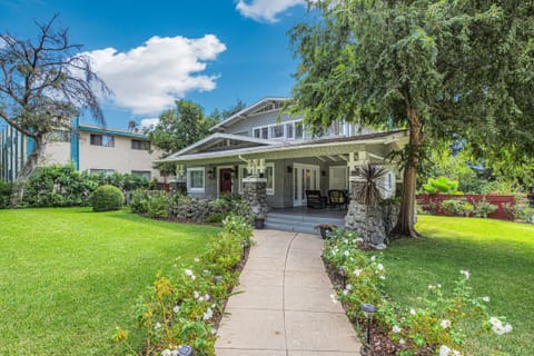 Gorgeous huge Craftsmen house in the best location step to all restaurants