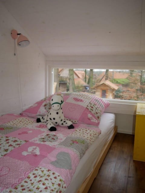 2 bedrooms, internet, bed sheets