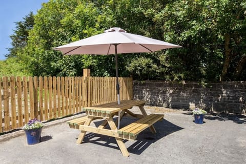 The Outdoor picknic area of An Rua holiday home in Lahinch Co. Clare (1)