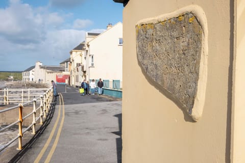 Cross Seas at the Prom (1)