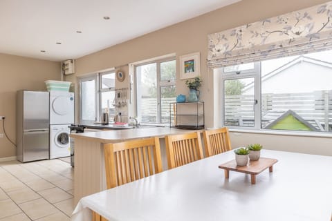 Seapark 7 Holiday home in Lahinch on the Wild Atlantic Way dining area and kitchan
