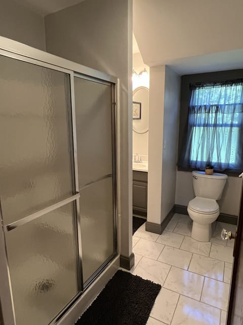 Combined shower/tub, towels