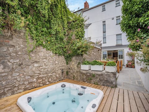 Hot tub | The Anchorage, Pembroke