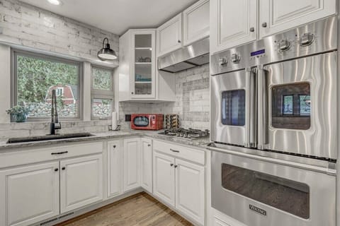 Enjoy cooking in this high-end Viking appliance kitchen!