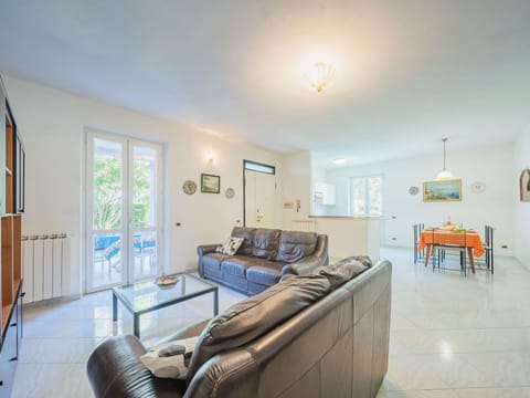 Property, Furniture, Window, Building, Table, Interior Design, Picture Frame, Floor, Flooring, Couch