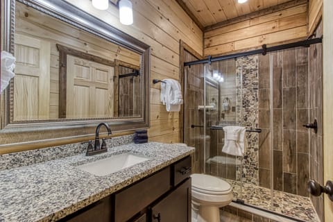 Combined shower/tub, towels