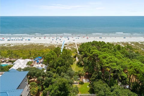 Beach nearby, sun loungers, beach towels