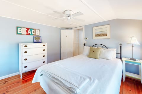 5 bedrooms, travel crib, internet, bed sheets