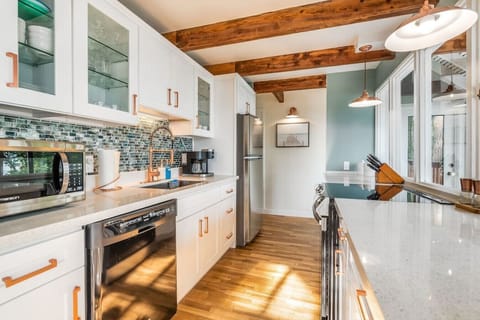 Fully equipped kitchen! All you need to bring is your food.