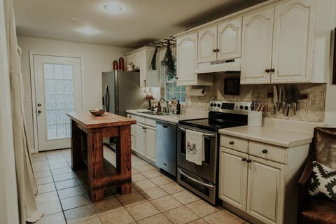 Fridge, oven, stovetop, coffee/tea maker