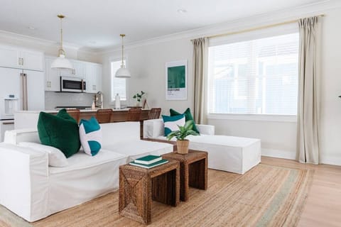 Main level family room/kithen