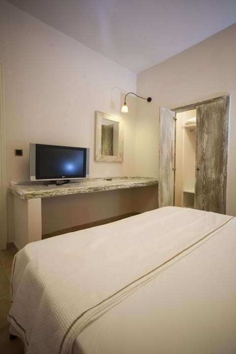 1 bedroom, in-room safe, iron/ironing board, free WiFi