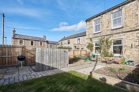 Cheviot House, Seahouses - Host & Stay