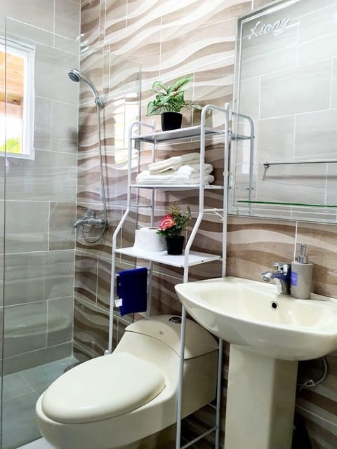 Shower, jetted tub, towels