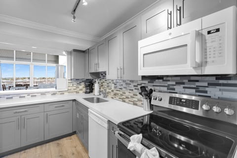 Fully equipped kitchen with quartz countertops