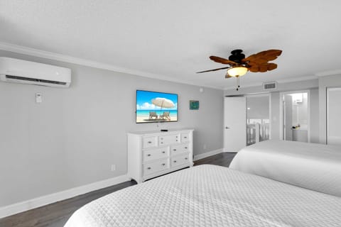 Upstairs BedroomB, 2Queens with En-suite & Balcony access