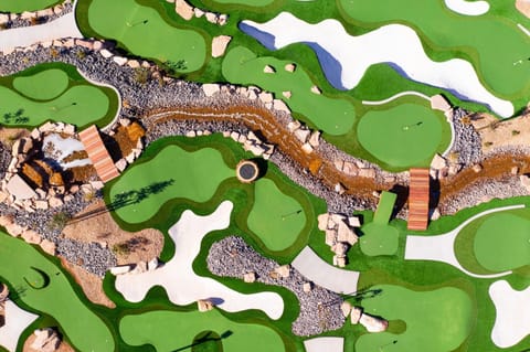 Mini golf competition course